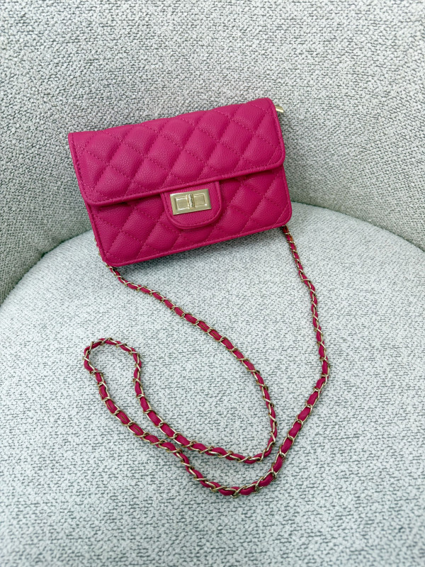 CARTERA CON CADENA ROSA FUCSIA